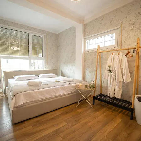 Ingrit Gjoni ドゥラス