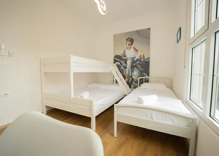 Ingrit Gjoni * Дуррес